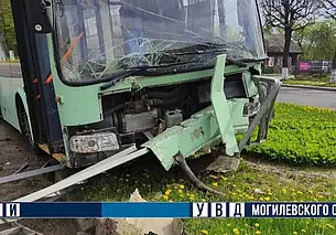 На улице Космонавтов в Могилеве попал в аварию троллейбус: пострадал водитель