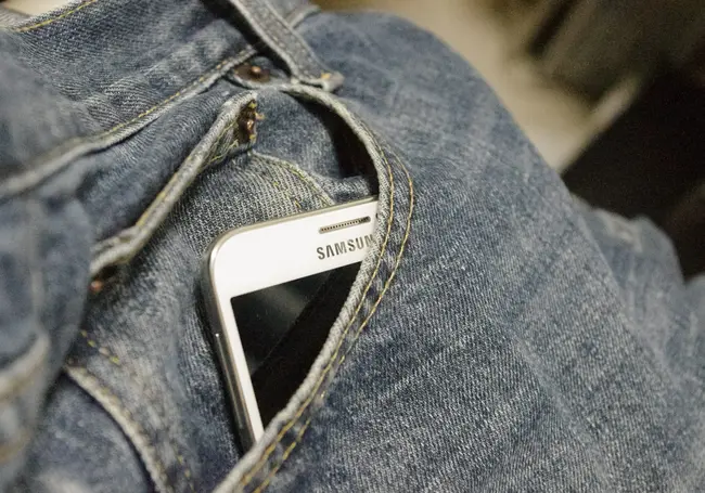 Пока хозяева спали, вороватые гости прибрали к рукам телефоны и деньги