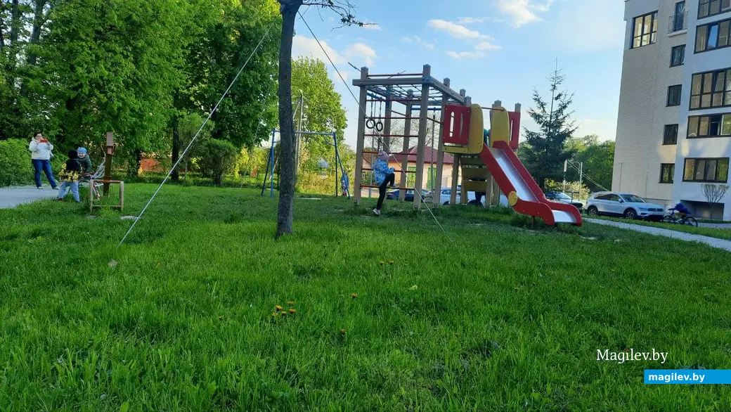 12 мая 2023 г. Могилев, пр.Мира. Сейчас на детской площадке куда приятнее находиться, чем в апреле.