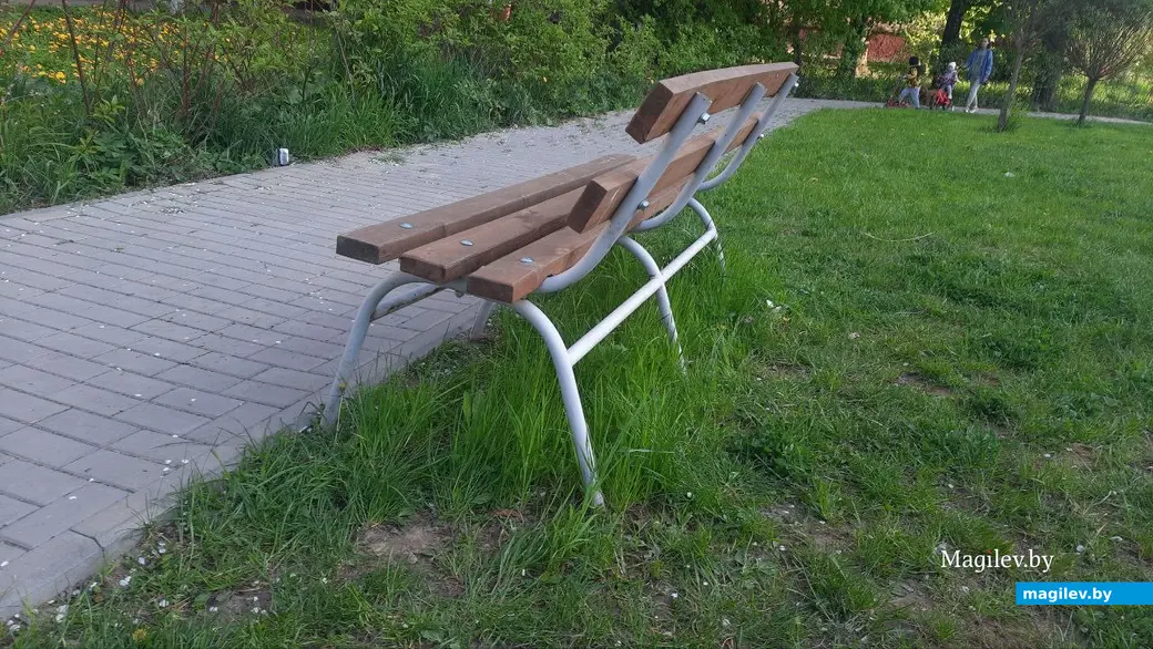 12 мая 2023 г. Могилев, пр.Мира. Сейчас на детской площадке куда приятнее находиться, чем в апреле.