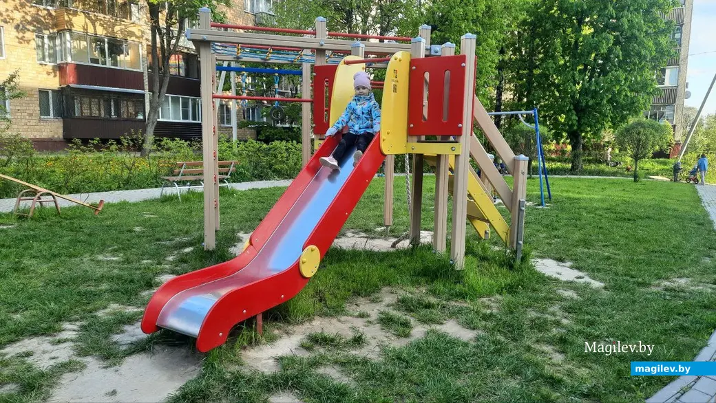 12 мая 2023 г. Могилев, пр.Мира. Сейчас на детской площадке куда приятнее находиться, чем в апреле.