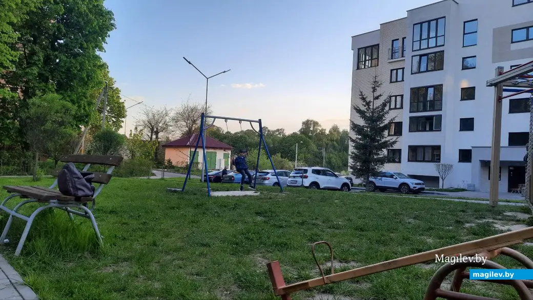 12 мая 2023 г. Могилев, пр.Мира. Сейчас на детской площадке куда приятнее находиться, чем в апреле.