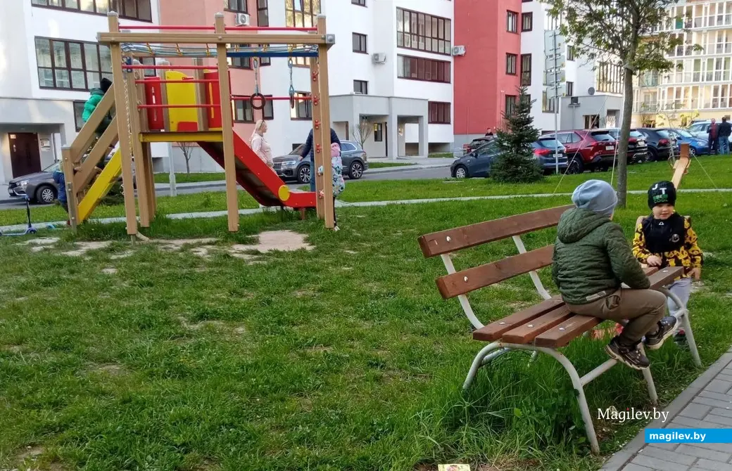 12 мая 2023 г. Могилев, пр.Мира. Сейчас на детской площадке куда приятнее находиться, чем в апреле.