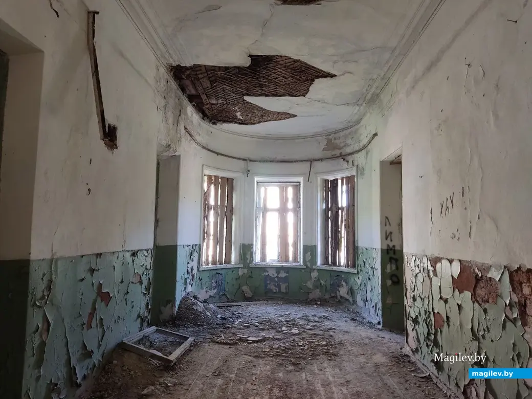 У этого полукруглого эркера хорошо, наверное, было стоять зимними вечерами и смотреть на падающий за окном снег...Усадьба графа Толстого. Агрогородок Грудиновка,