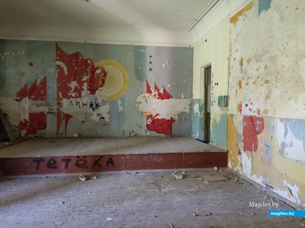 О том, что тут были при СССР детские учреждения напоминают рисунки на заднике сцены. Усадьба графа Толстого. Агрогородок Грудиновка, Быховский район. Май 2023 г.