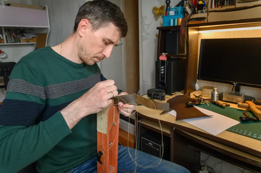 15.05.2023. Бобруйск. Мастер кожаной галантереи Денис Полищук. Фото: Александр ЧУГУЕВ.