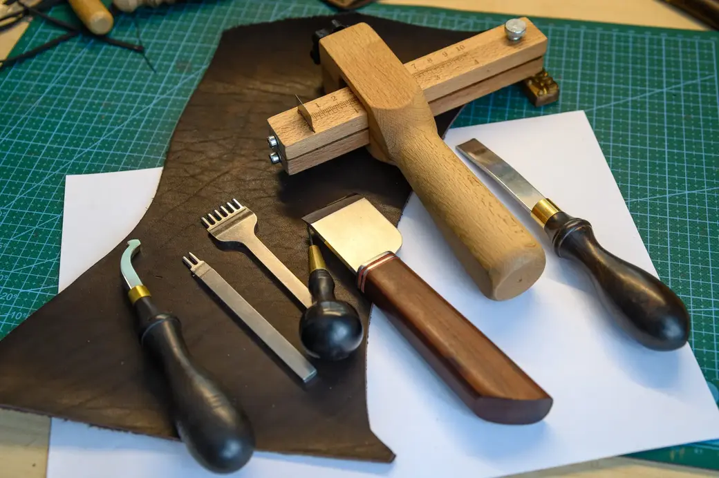 15.05.2023. Бобруйск. Мастер кожаной галантереи Денис Полищук. Фото: Александр ЧУГУЕВ.