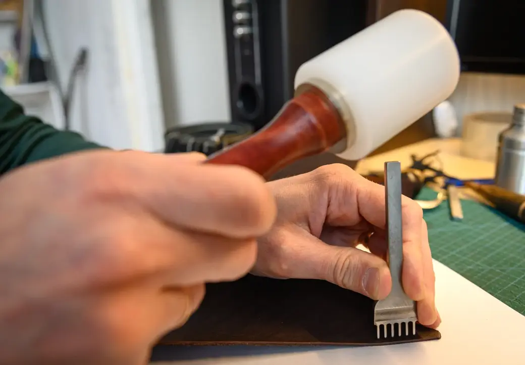 15.05.2023. Бобруйск. Мастер кожаной галантереи Денис Полищук. Фото: Александр ЧУГУЕВ.