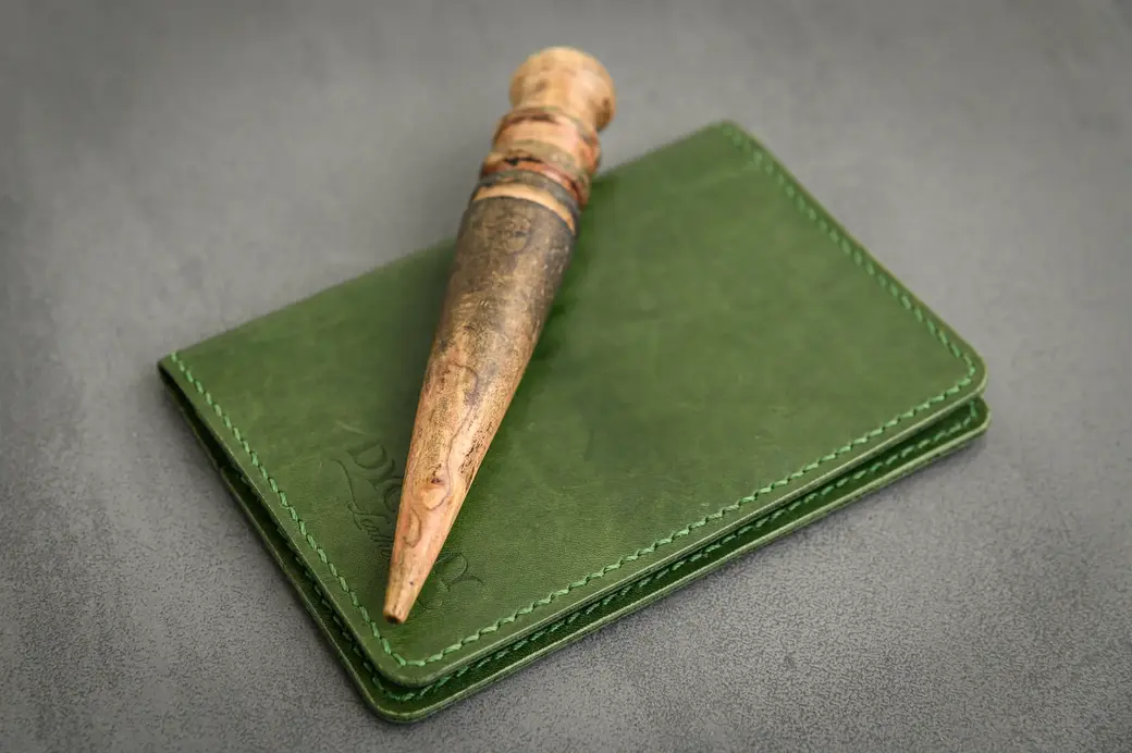 15.05.2023. Бобруйск. Мастер кожаной галантереи Денис Полищук. Фото: Александр ЧУГУЕВ.