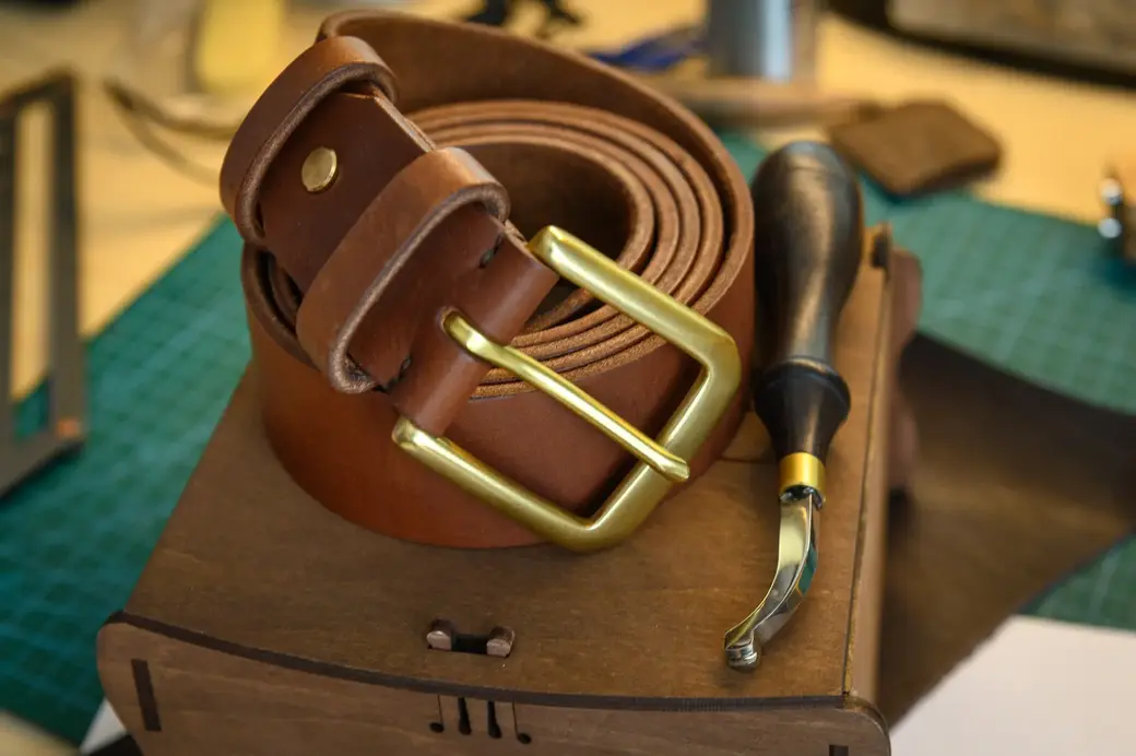 15.05.2023. Бобруйск. Мастер кожаной галантереи Денис Полищук. Фото: Александр ЧУГУЕВ.