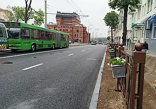 Турникетное ограждение по улице Комсомольской в Могилеве установили, вдоль сквера – снесли