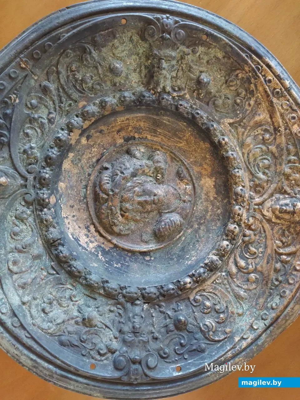 Бронзово-медная декоративная тарелка. Музей истории Могилева. 18 мая 2023 года.