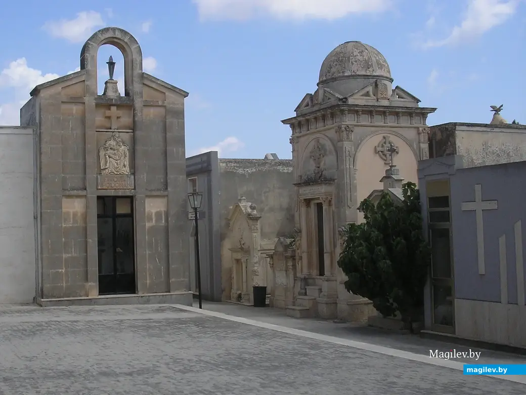 Склепы в старой части кладбища похожи на маленькие дворцы.