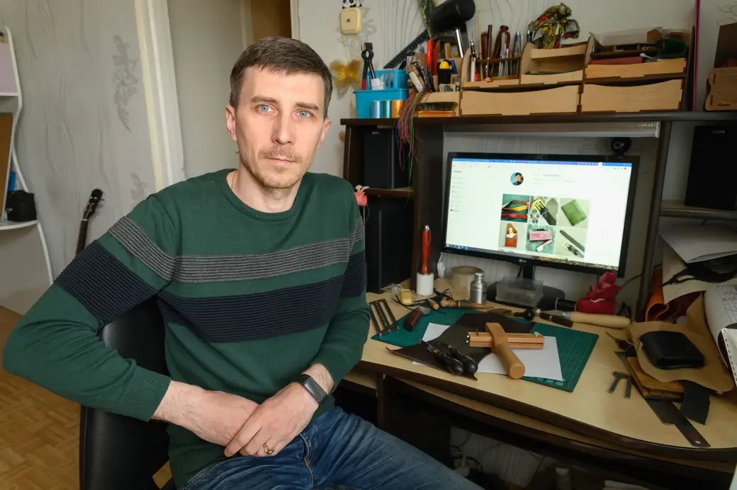 15.05.2023. Бобруйск. Мастер кожаной галантереи Денис Полищук. Фото: Александр ЧУГУЕВ