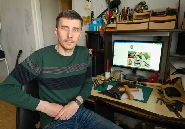 «Я мечтаю, чтобы это был мой основной заработок». Как бобруйчанин подрабатывает на кожаных изделиях