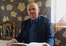 Почему директор лучшего могилевского колледжа не пьет вино и не ест солянку? О первой работе Олега Бахановича