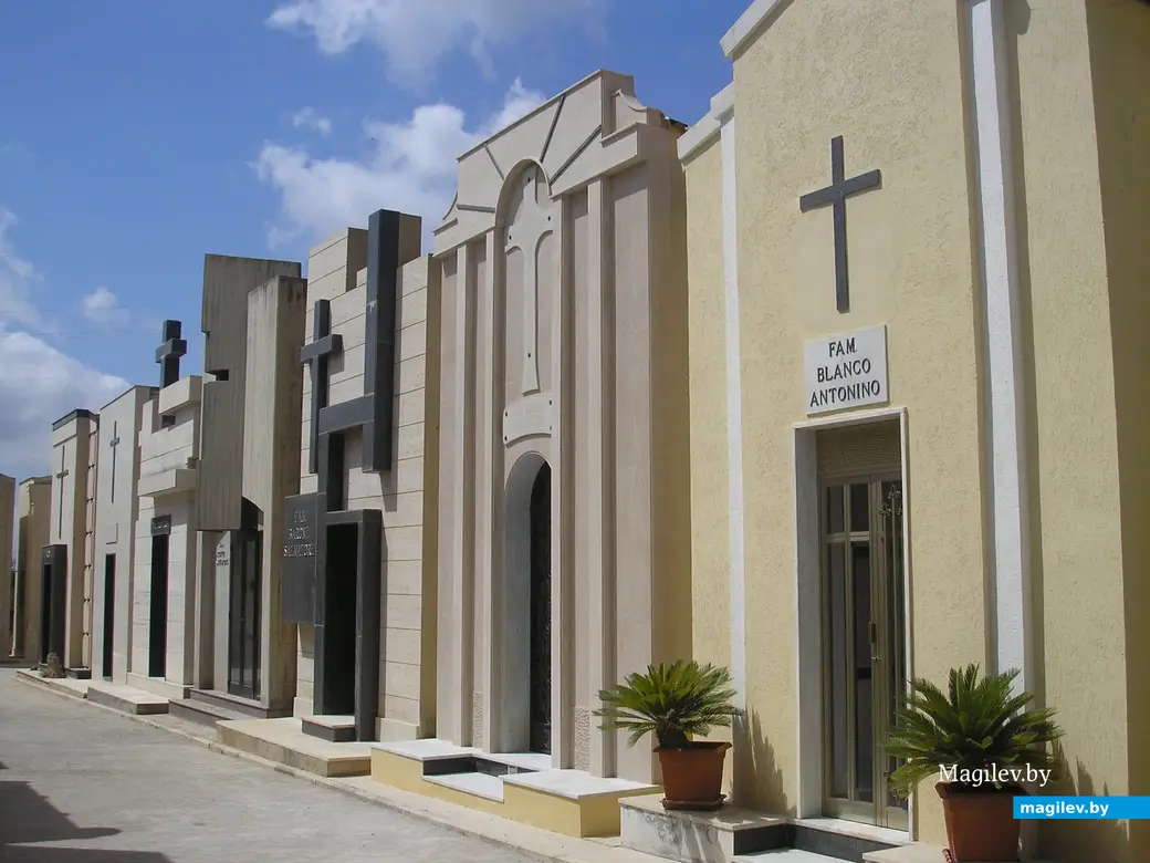 Склепы в современной части кладбища.