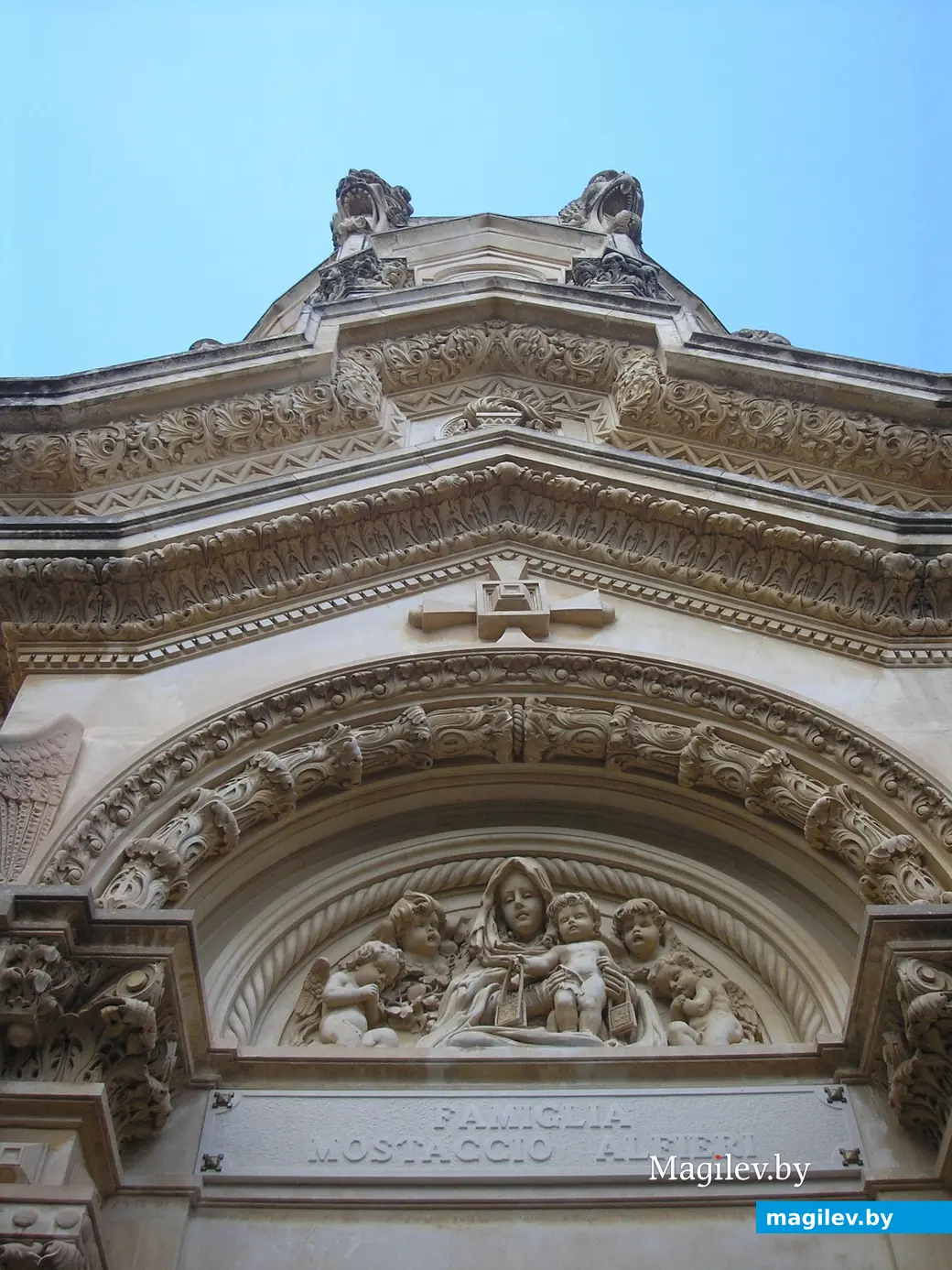 Склеп в старой части кладбища.