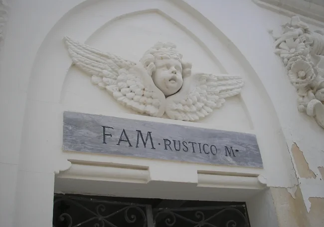 А что внутри фамильного склепа? Погуляем по итальянскому кладбищу