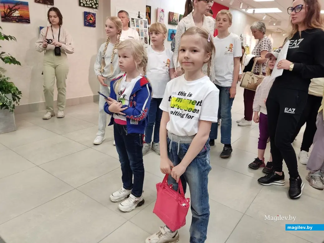 На открытии выставки рисунков воспитанников глусского творческого объединения «АРТ-Кроха» в ДК области. Могилев, 20.05.2023 г