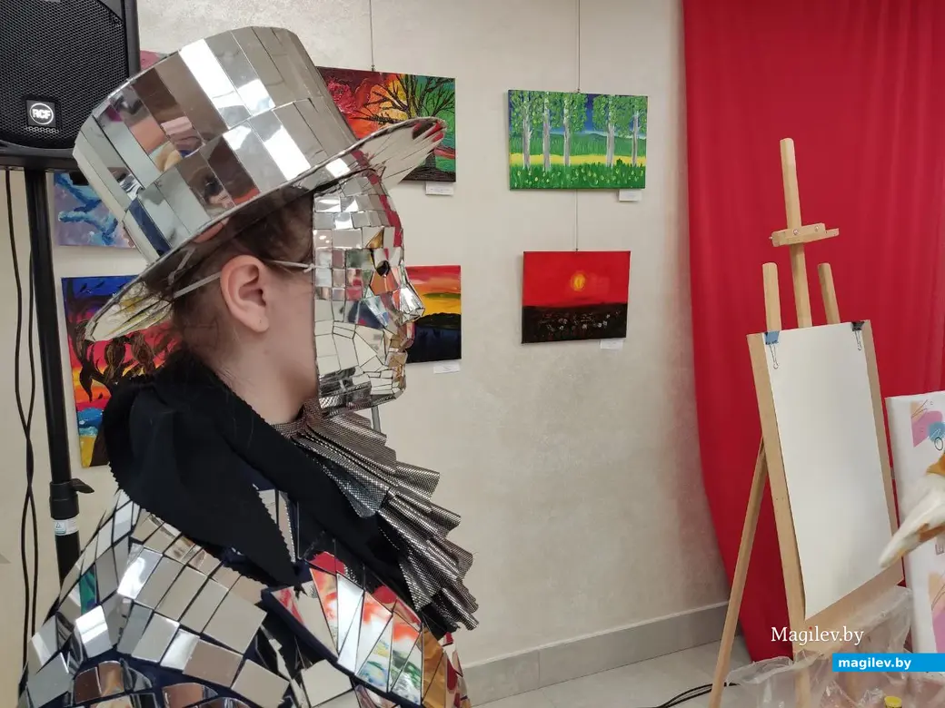 На открытии выставки рисунков воспитанников глусского творческого объединения «АРТ-Кроха» в ДК области. Могилев, 20.05.2023 г