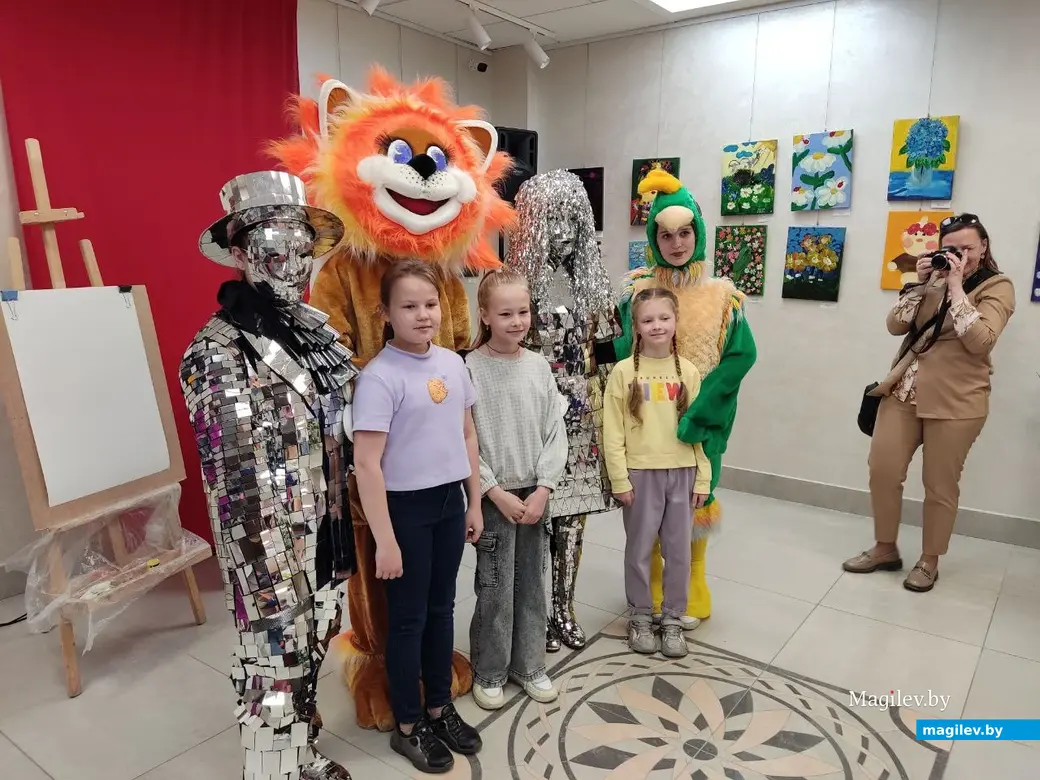 На открытии выставки рисунков воспитанников глусского творческого объединения «АРТ-Кроха» в ДК области. Могилев, 20.05.2023 г