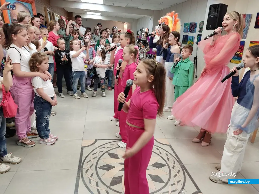 На открытии выставки рисунков воспитанников глусского творческого объединения «АРТ-Кроха» в ДК области. Могилев, 20.05.2023 г