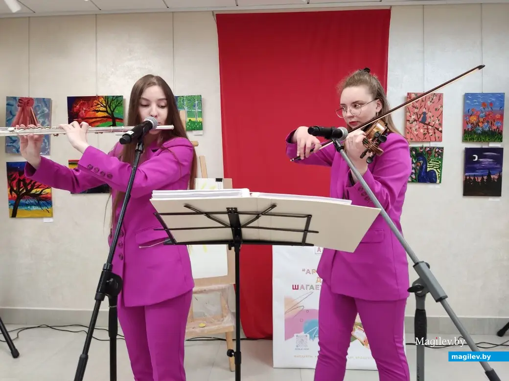 На открытии выставки рисунков воспитанников глусского творческого объединения «АРТ-Кроха» в ДК области. Могилев, 20.05.2023 г