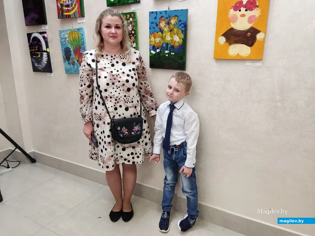 Наталья Месник с сыном Максимом приехали на открытие выставки из Глуска. Могилев, 20.05.2023 г.