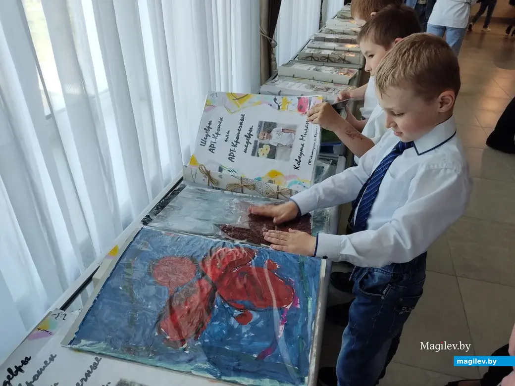 На открытии выставки рисунков воспитанников глусского творческого объединения «АРТ-Кроха» в ДК области. Могилев, 20.05.2023 г