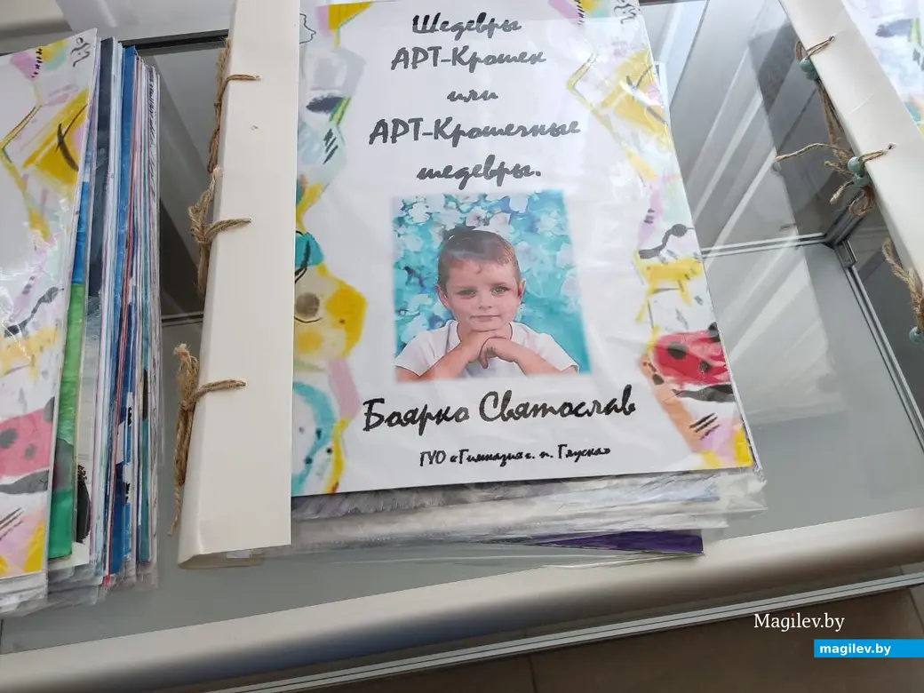 На открытии выставки рисунков воспитанников глусского творческого объединения «АРТ-Кроха» в ДК области. Могилев, 20.05.2023 г