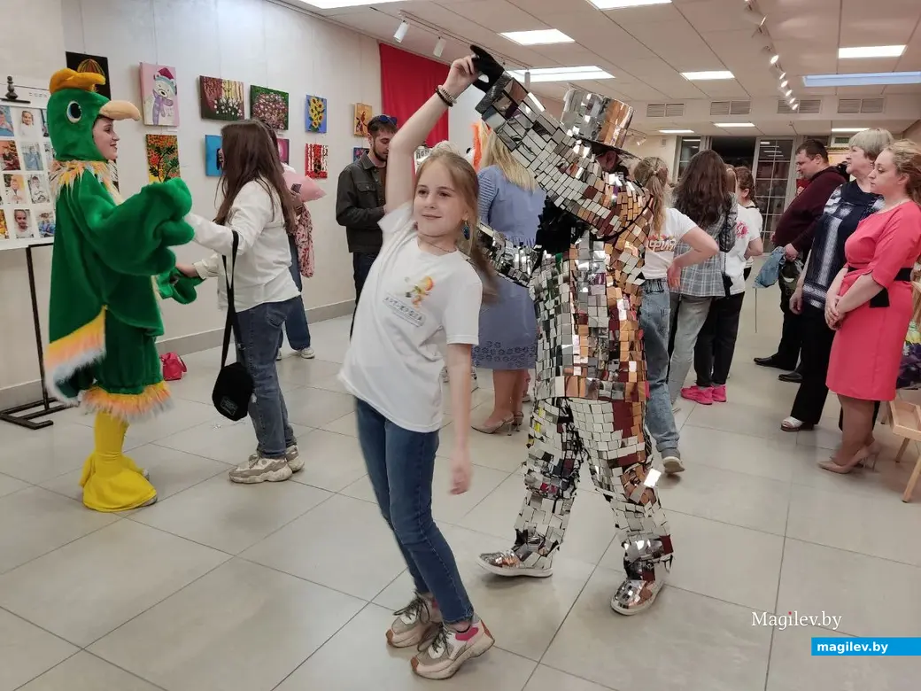 На открытии выставки рисунков воспитанников глусского творческого объединения «АРТ-Кроха» в ДК области. Могилев, 20.05.2023 г