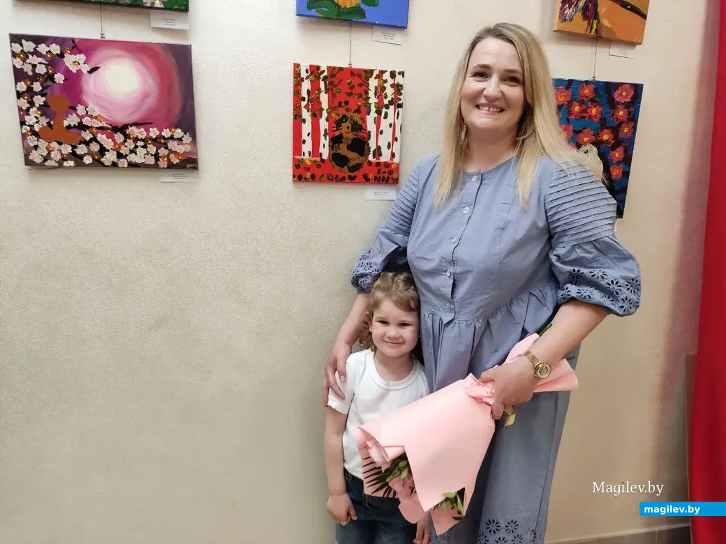 Елена Петрова со своей маленькой ученицей Ариной Мартинович. На открытии выставки, Могилев, 20.05.2023 г.