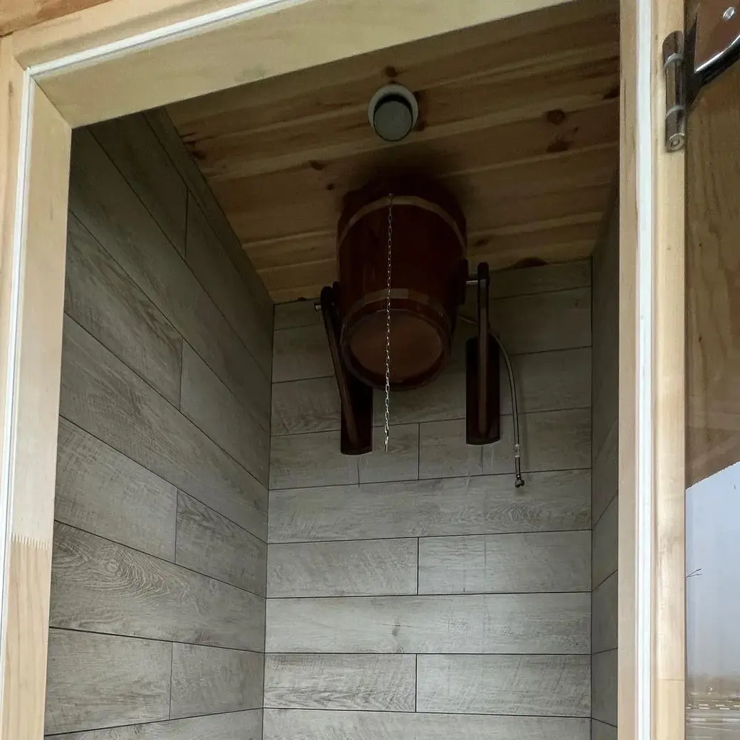 Некоторые предпочитают обычной душевой кабине обливное ведро.