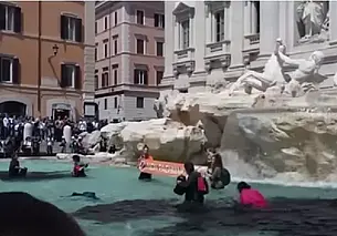 Вода в знаменитом римском фонтане Треви окрасилась в черный цвет