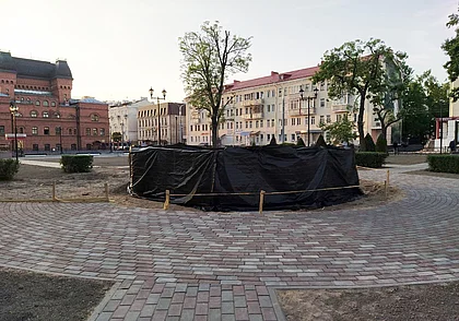 В Театральном сквере Могилева устанавливают новый фонтан. Фотофакт