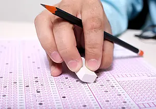 В Минобразования рассказали, кто может сдать обычный экзамен вместо ЦЭ