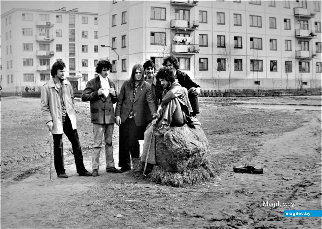 Александр Филипченко (второй слева) и почитатели его творчества. Могилев, микрорайон Мир-2, 1970-е годы.