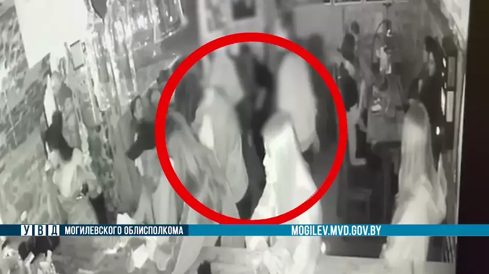 На кадрах, снятых камерой видеонаблюдения, видно, как женщина подобрала деньги. Фото: ТГ-канал «Милиция Могилевщины».