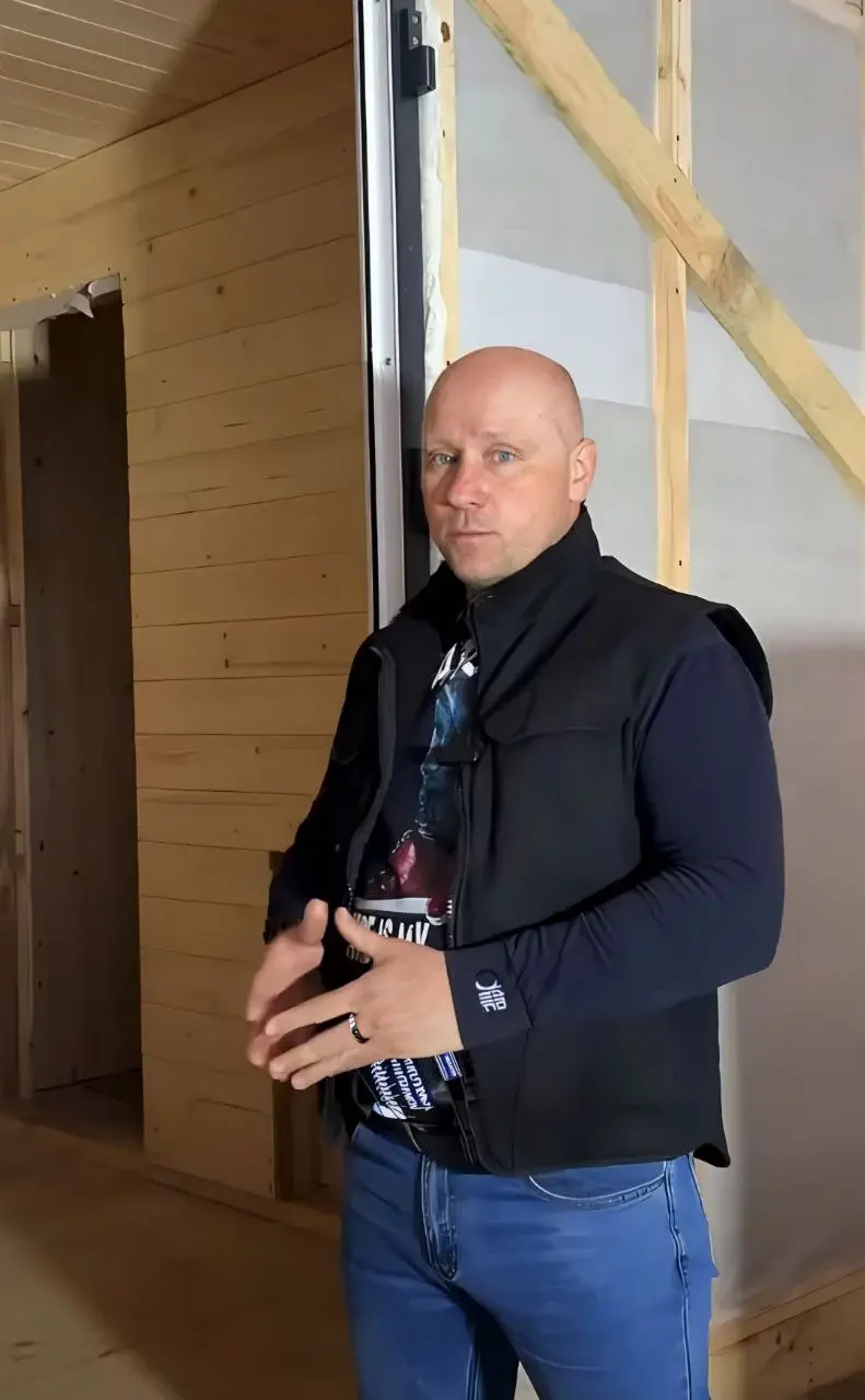 Эдуард Гончаров на производстве, рядом со строящейся модульной баней.