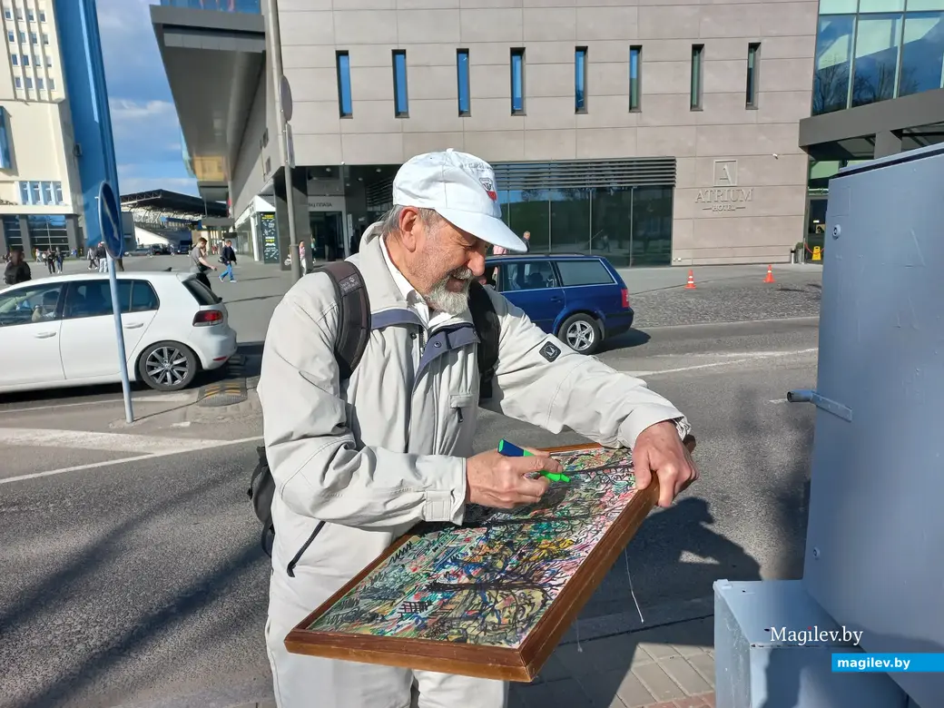 Михаил Попковский призадумался – что бы такое нарисовать. Могилев, апрель 2023 года.