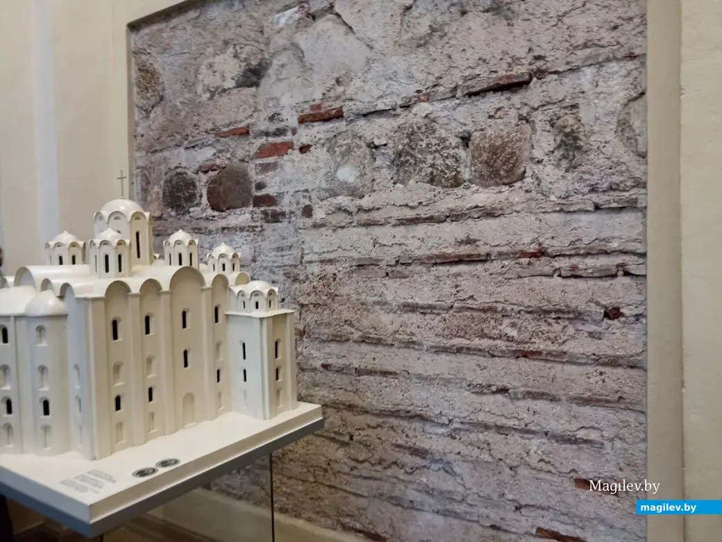 Май 2023 г. Полоцк. Древняя сохранившаяся часть стены Софийского собора.
