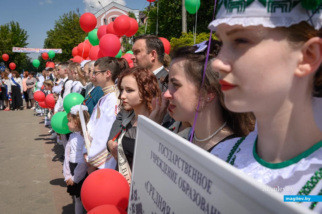 25.05.2023. Бобруйск. Последний звонок 2023. Торжественное шествие выпускников школ. Площадь Победы.