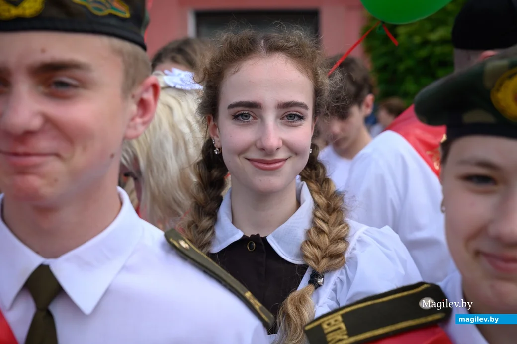 25.05.2023. Бобруйск. Последний звонок 2023. Торжественное шествие выпускников школ. Площадь Победы.