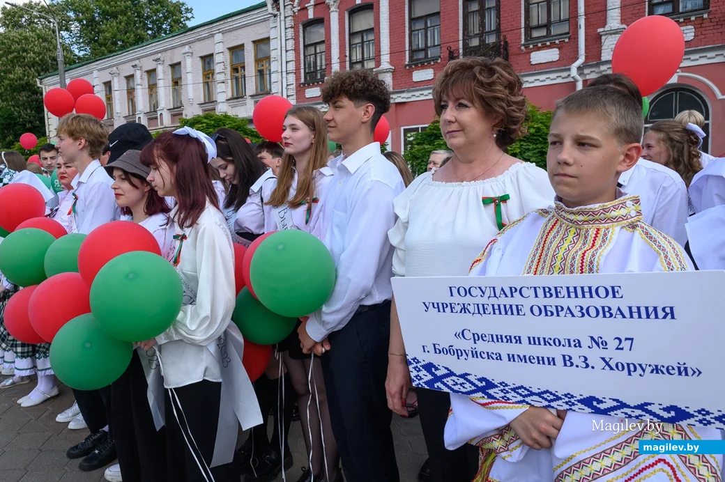 25.05.2023. Последний звонок 2023. Торжественное шествие выпускников школ.