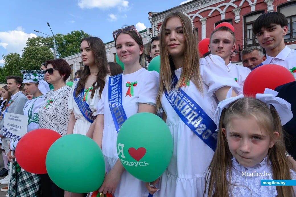 25.05.2023. Бобруйск. Последний звонок 2023. Торжественное шествие выпускников школ. Площадь Победы.