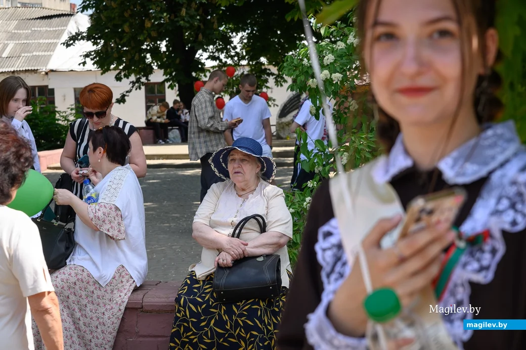 25.05.2023. Бобруйск. Последний звонок 2023. Торжественное шествие выпускников школ. Площадь Победы.