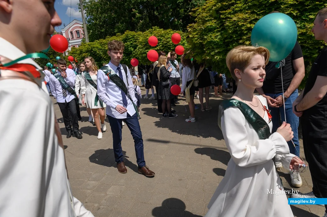 25.05.2023. Бобруйск. Последний звонок 2023. Торжественное шествие выпускников школ. Площадь Победы.