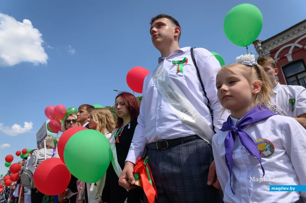 25.05.2023. Бобруйск. Последний звонок 2023. Торжественное шествие выпускников школ. Площадь Победы.
