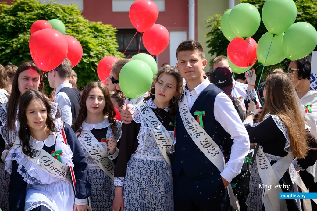 25.05.2023. Бобруйск. Последний звонок 2023. Торжественное шествие выпускников школ.